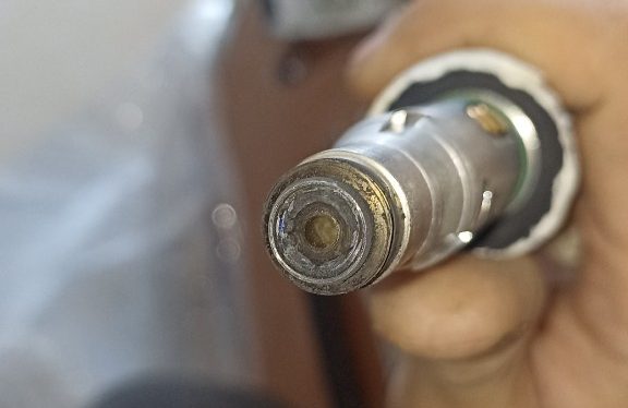 chay-tinh-the-cap-quang-nguon-max-e1666684965417 Tìm hiểu về dòng máy cắt laser fiber cao cấp