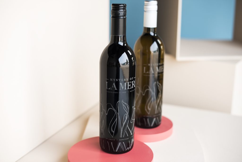 Khắc laser lên chai rượu vang