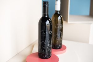 Khắc laser lên chai rượu vang