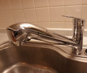 Khắc laser lên vòi hoa sen