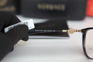 Khắc thương hiệu lên gọng kính