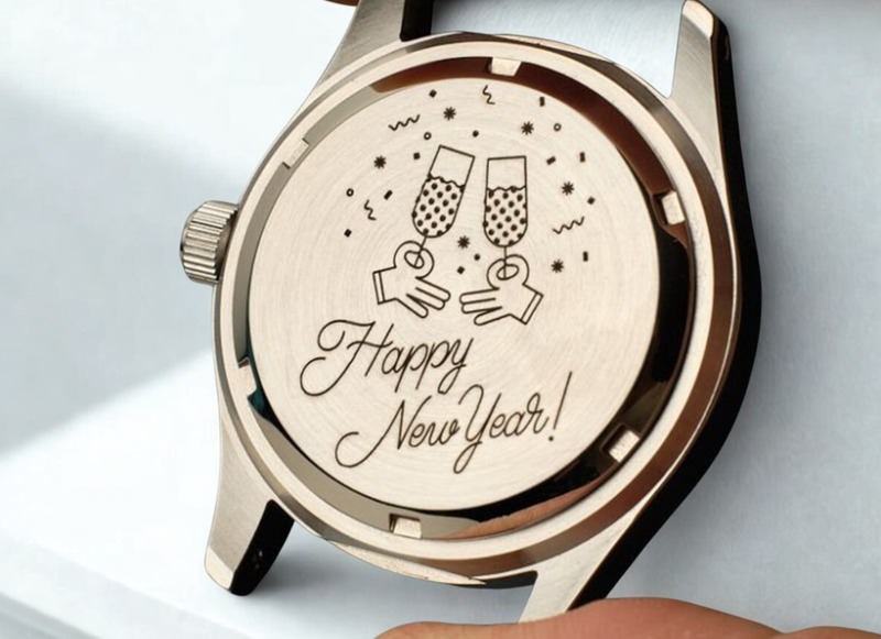 anh-img-su-dung-may-khac-laser-tren-inox-de-khac-len-dong-ho-deo-tay Máy khắc laser trên inox 20w/30w/50w: khắc đen/trắng sắc nét