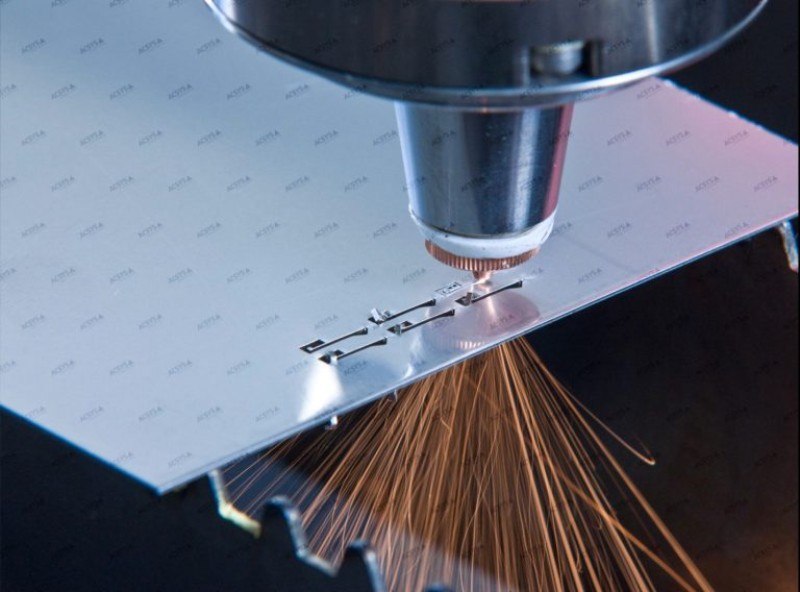 Cong-nghe-cat-Laser-la-gi-Uu-diem-cua-gia-cong-cat-kim-loai-bang-Laser-1 Máy khắc laser fiber mini kim loại chính hãng giá rẻ