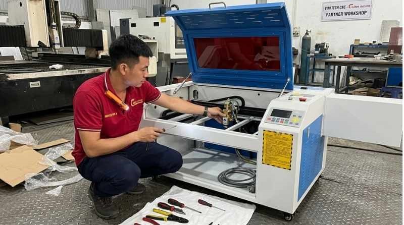 chuyen-giao-cong-nghe-may-laser-4060-tai-xuong-boi-ky-thuat-vien-golden-micron Máy khắc laser 4060 50W-80W | Báo giá & Thu hồi vốn nhanh